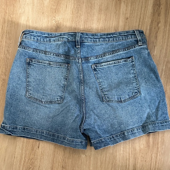 Kut from the Kloth high rise shorts - Picture 3 of 6